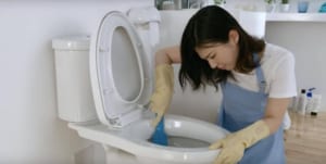 cách tẩy trắng bồn cầu